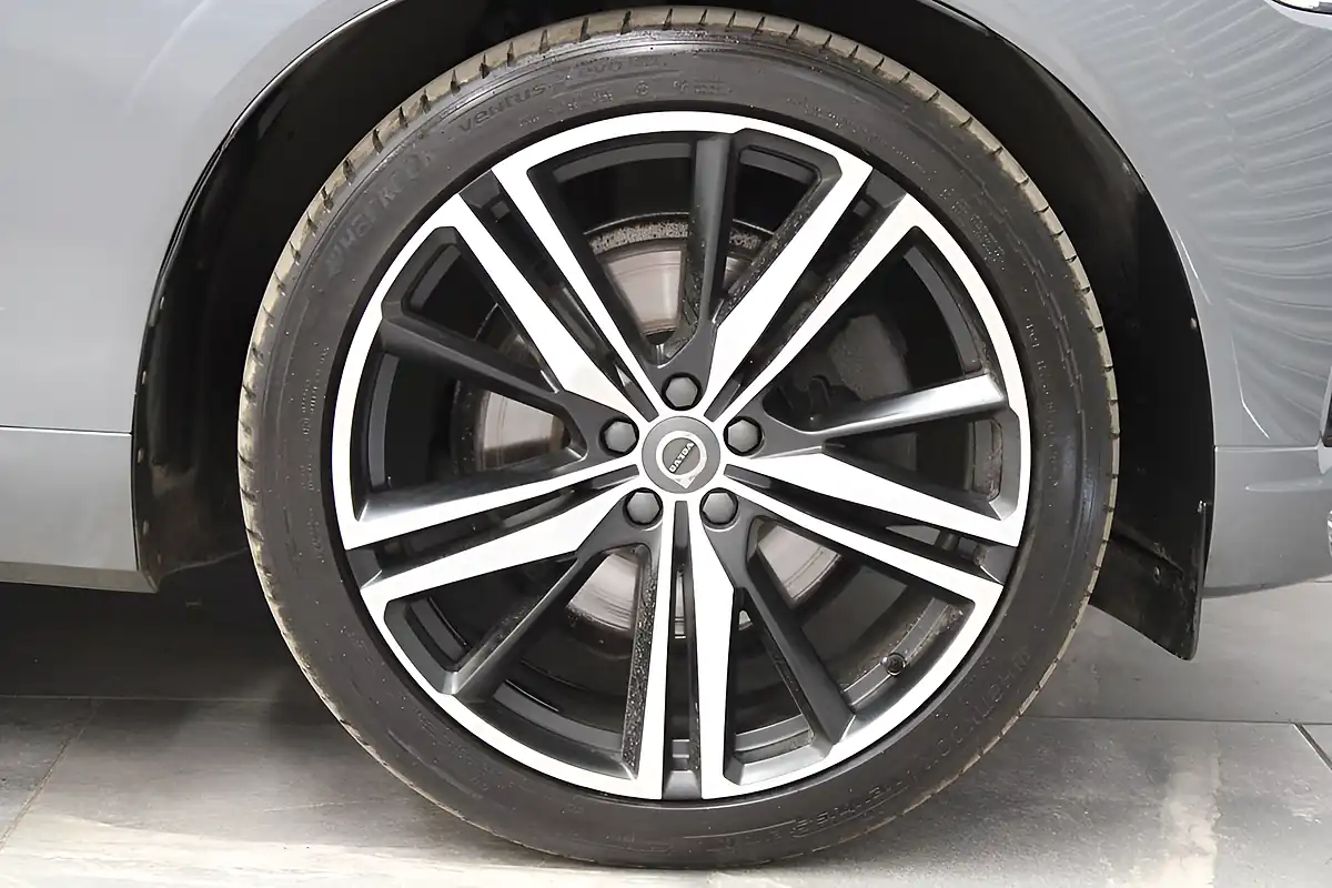 Used 2019 Volvo XC60 R-Design Pro Grey - Interior and Exterior details 9