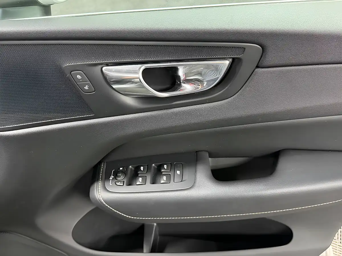Used 2019 Volvo XC60 R-Design Silver - Interior and Exterior details 10