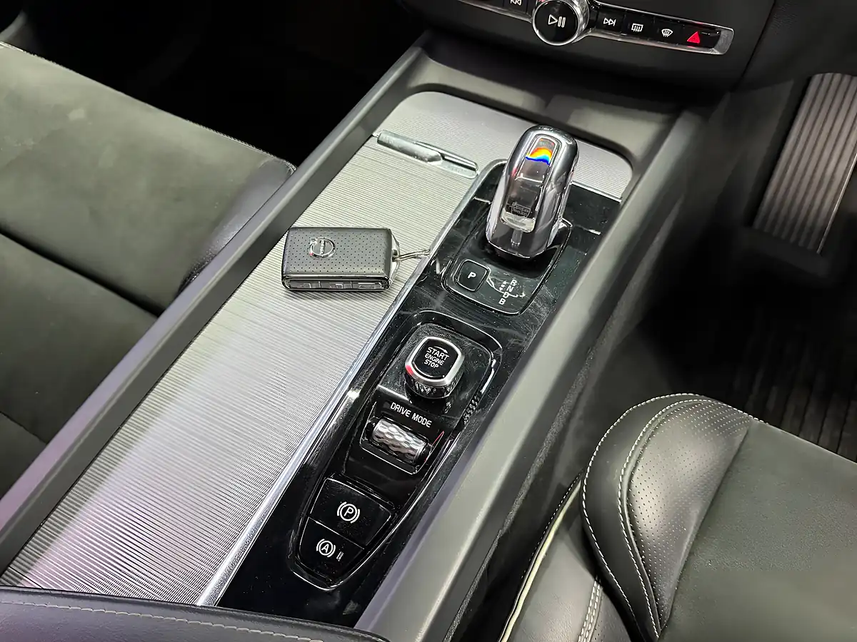 Used 2019 Volvo XC60 R-Design Silver - Interior and Exterior details 15