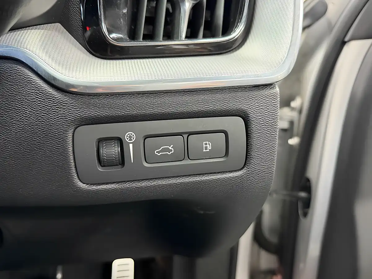 Used 2019 Volvo XC60 R-Design Silver - Interior and Exterior details 16