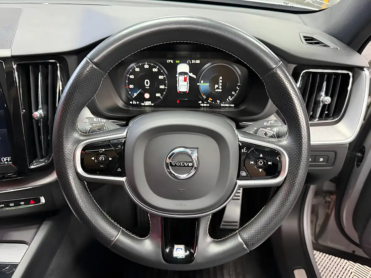 Used 2019 Volvo XC60 R-Design Silver - Interior and Exterior details 18