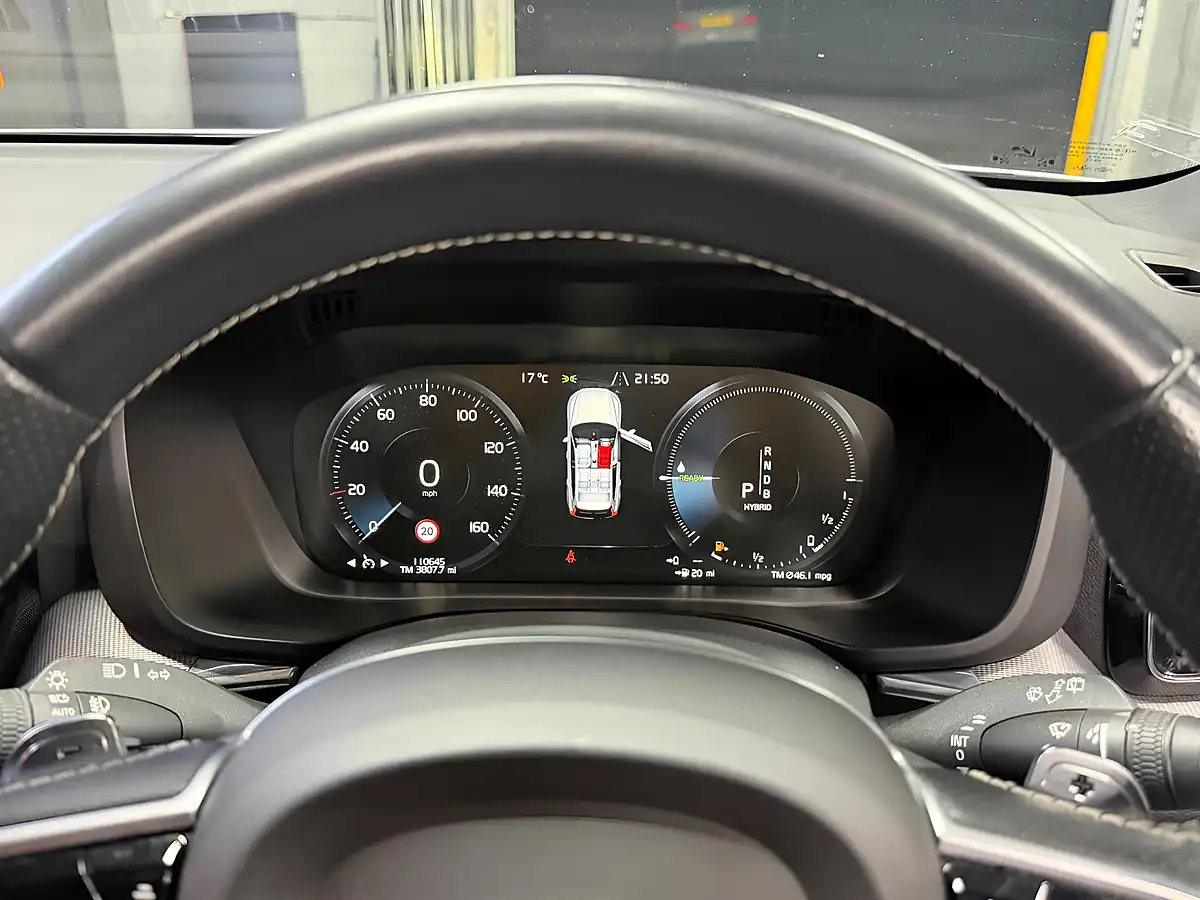 Used 2019 Volvo XC60 R-Design Silver - Interior and Exterior details 20