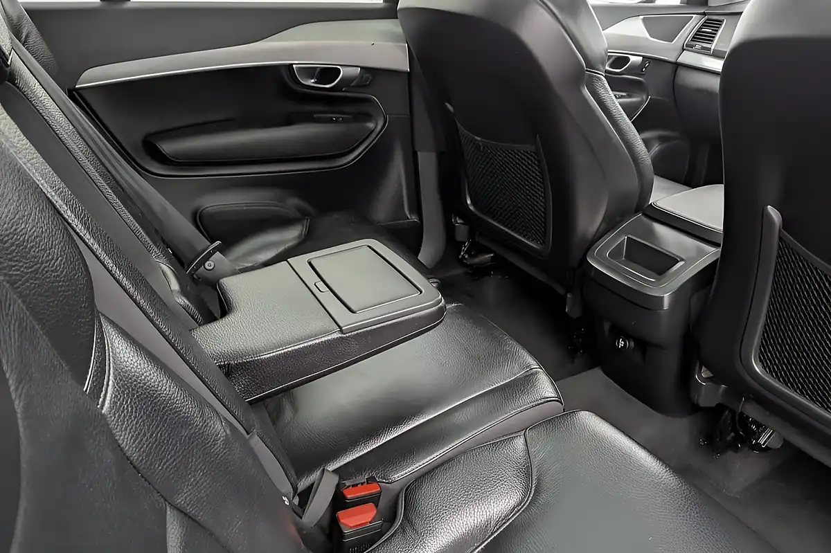 Used 2019 Volvo XC90 Momentum Bright Silver - Interior and Exterior details 18