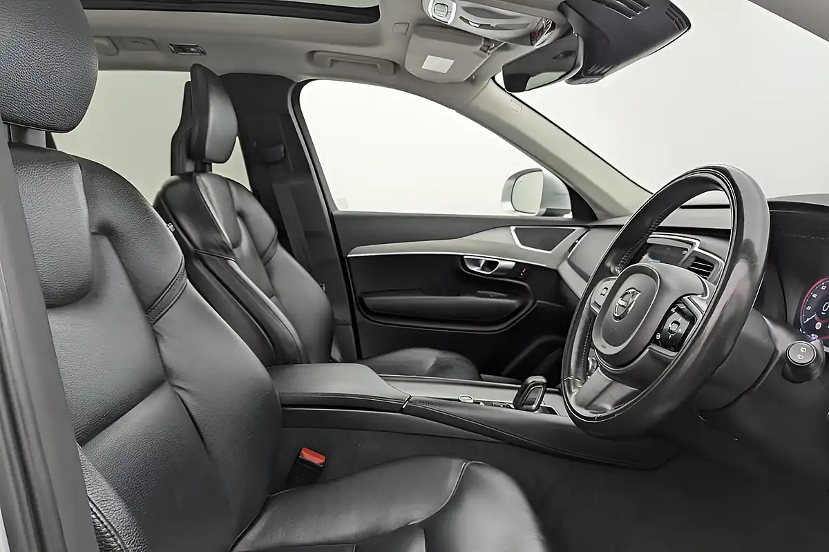 Used 2019 Volvo XC90 Momentum Bright Silver - Interior and Exterior details 3