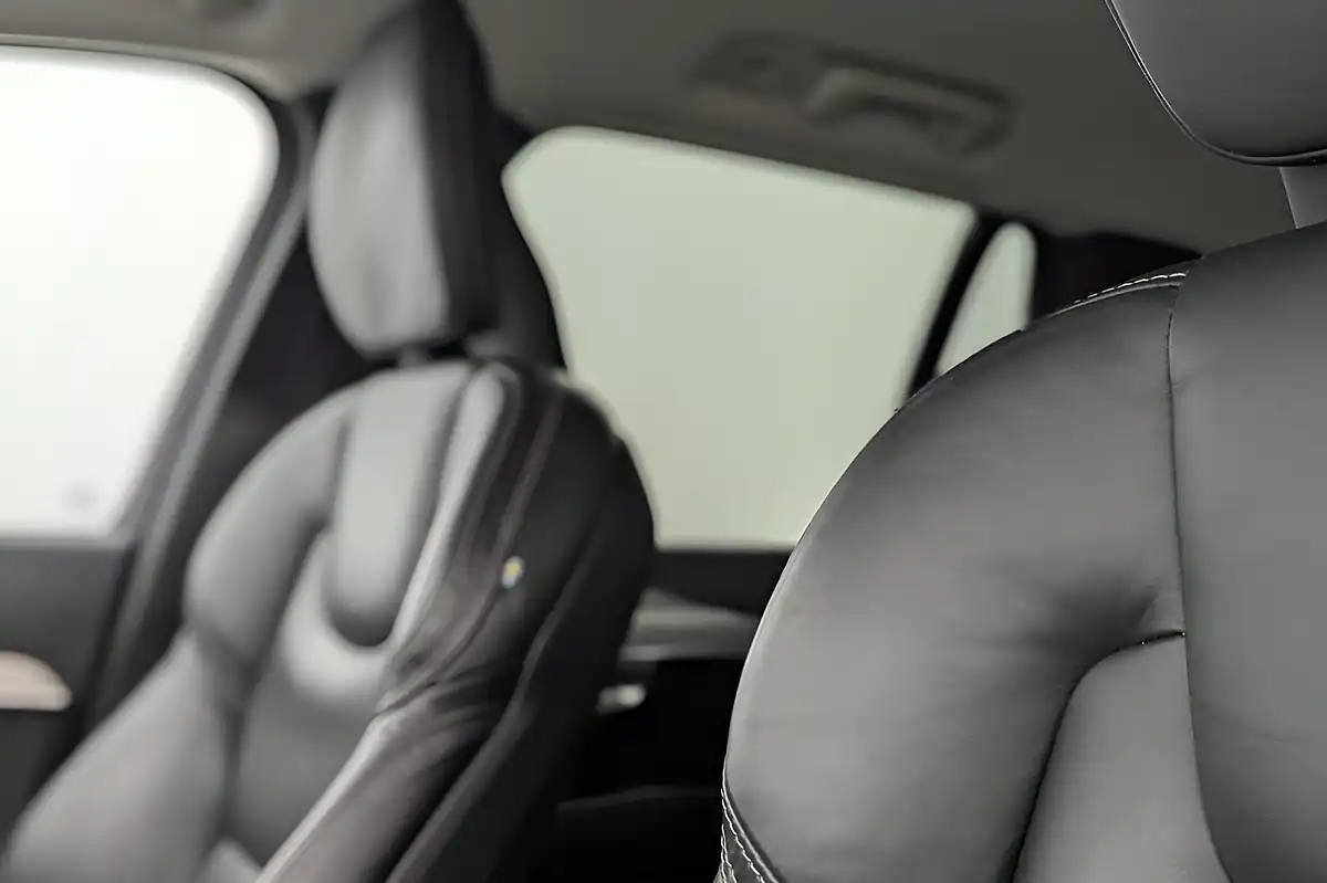 Used 2019 Volvo XC90 Momentum Pro Silver - Interior and Exterior details 14