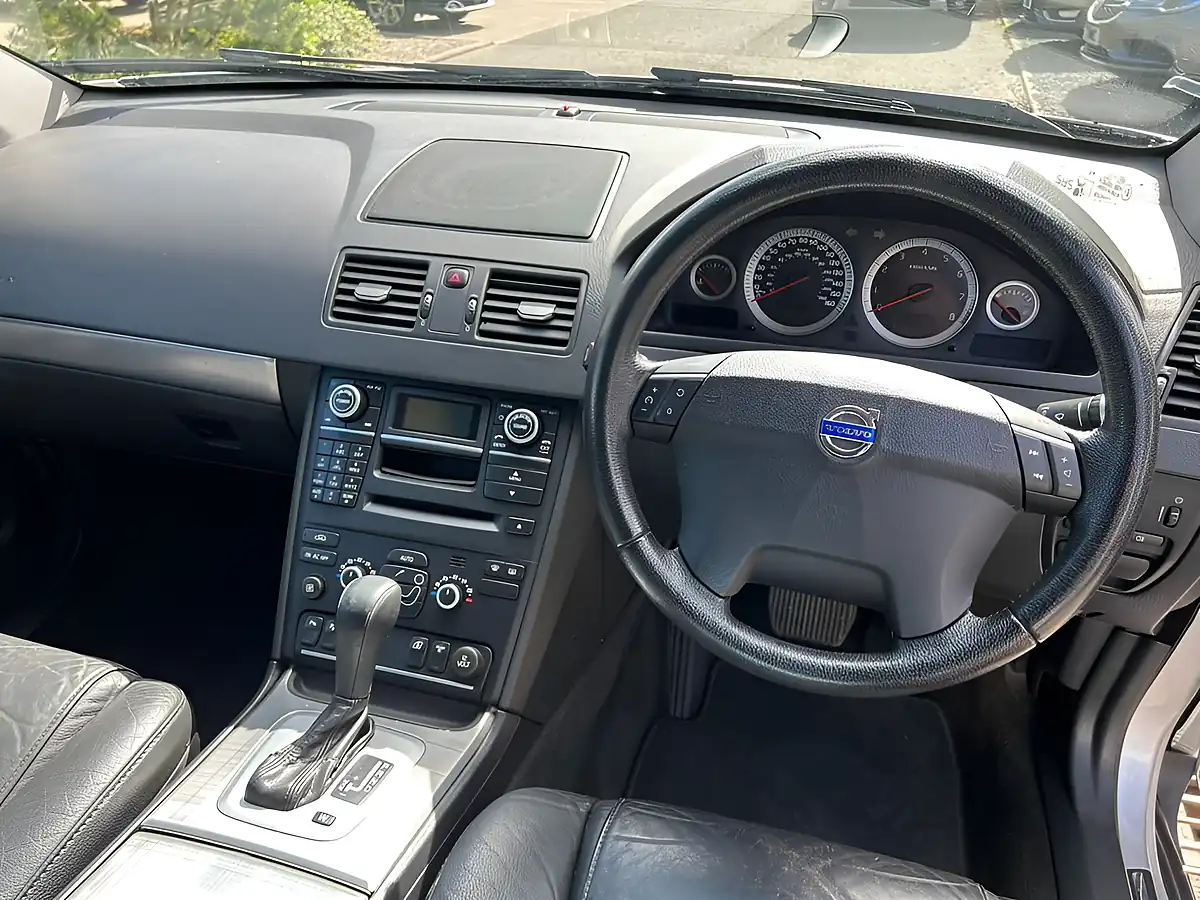 Used 2019 Volvo XC90 Silver - Interior and Exterior details 9