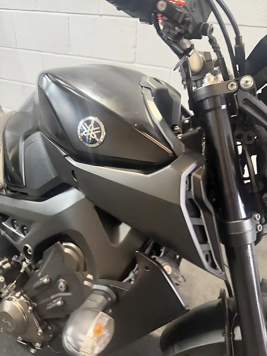 Used 2019 Yamaha MT-09 Naked Abs Black - Interior and Exterior details 8