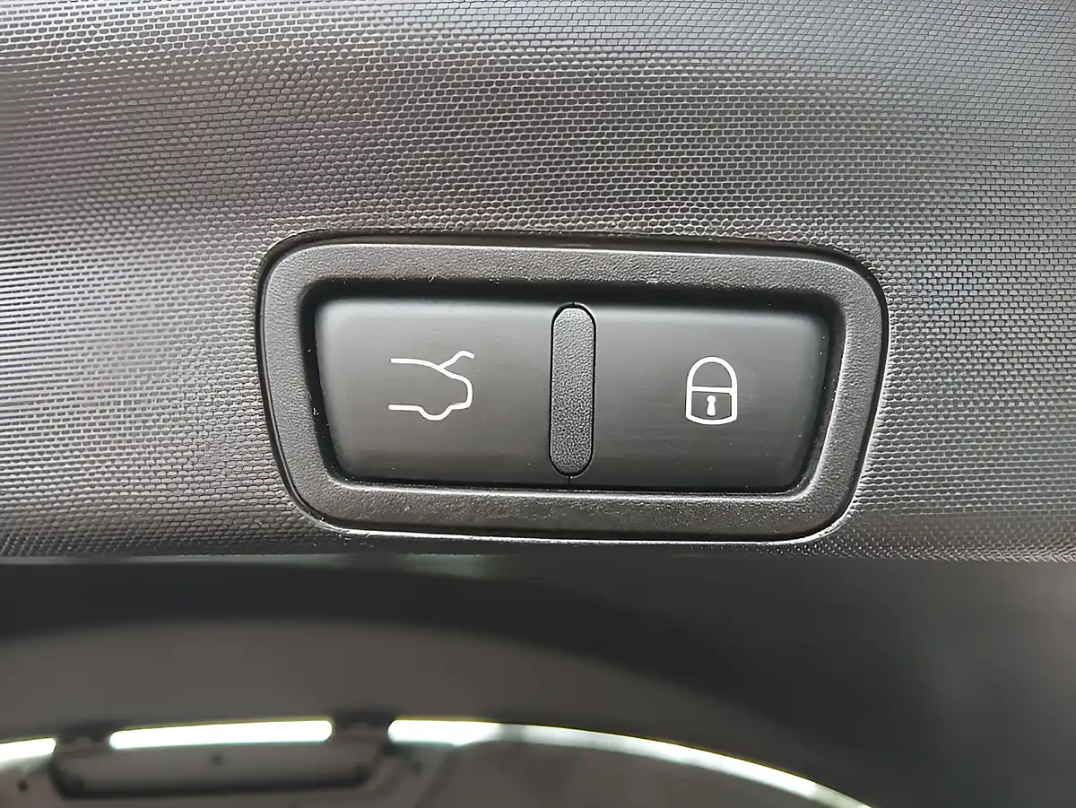 Used 2020 Alfa Romeo Stelvio Super Blue - Interior and Exterior details 13