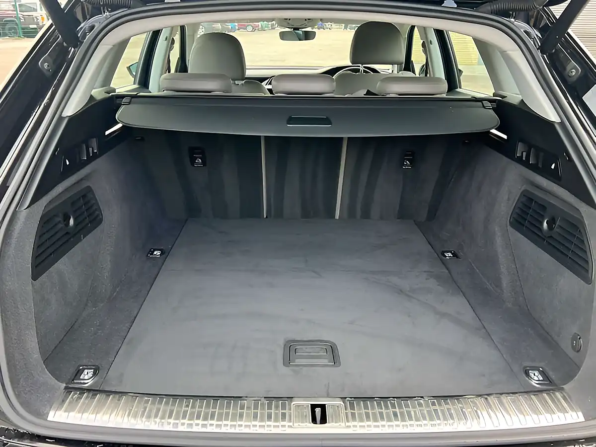 Used 2020 Audi E-Tron Sport Brilliant Black - Interior and Exterior details 19