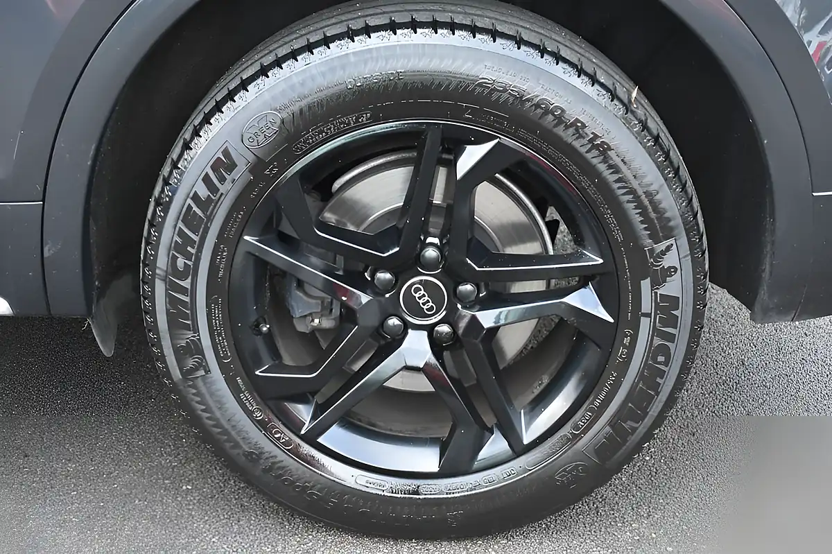 Used 2020 Audi Q5 Sport Grey - Interior and Exterior details 7