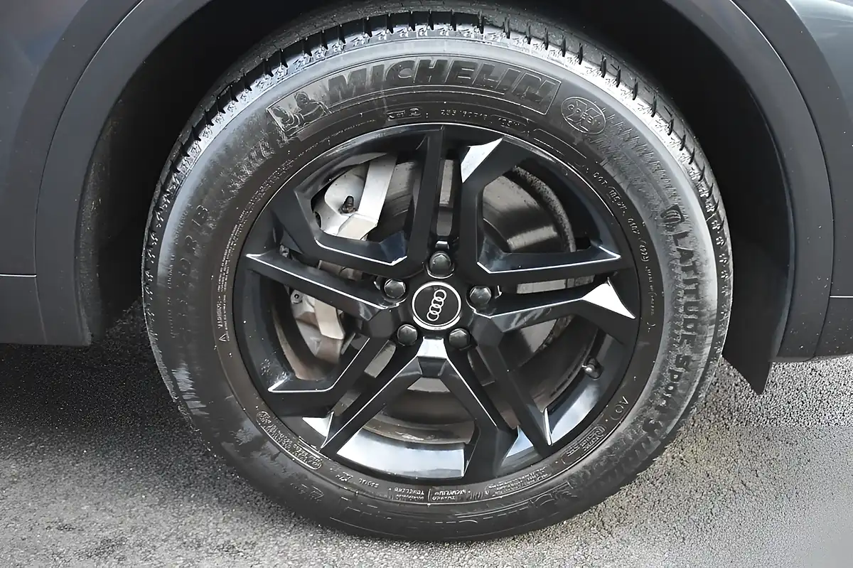 Used 2020 Audi Q5 Sport Grey - Interior and Exterior details 9