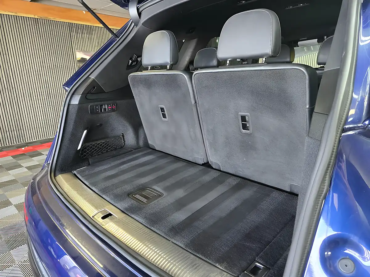 Used 2020 Audi Q7 Black Edition Blue - Interior and Exterior details 18