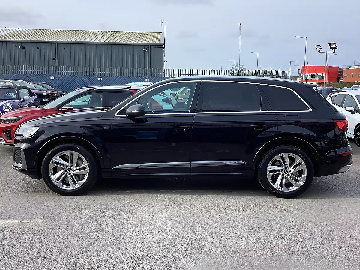 Used 2020 Audi Q7 S Line Black - Interior and Exterior details 16