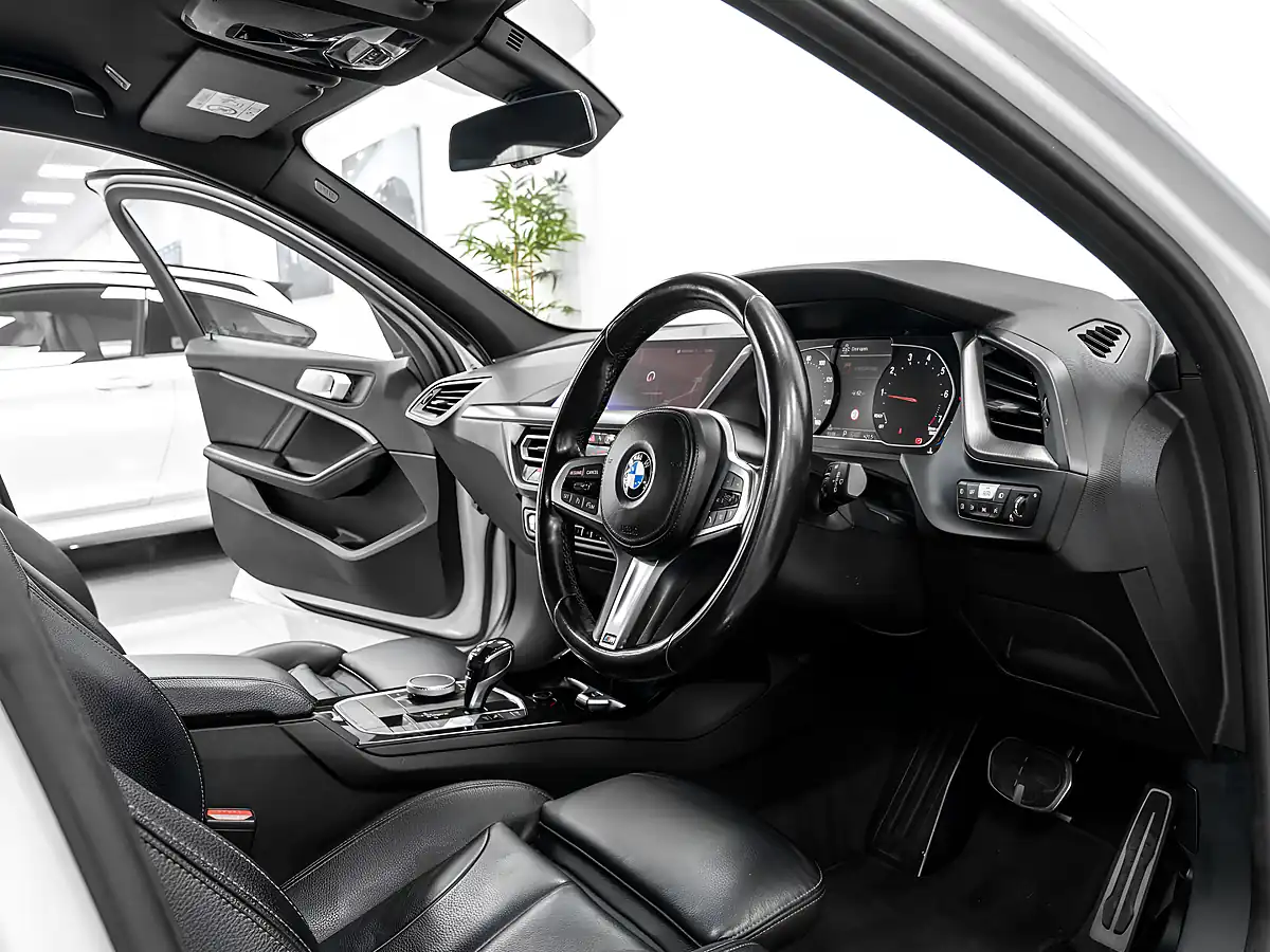 Used 2020 BMW 1 Series M Sport Alpine White - Interior and Exterior details 17