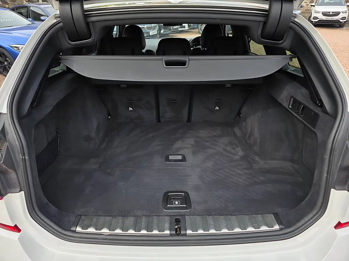 Used 2020 BMW 3 Series M Sport Touring Alpine White - Interior and Exterior details 13
