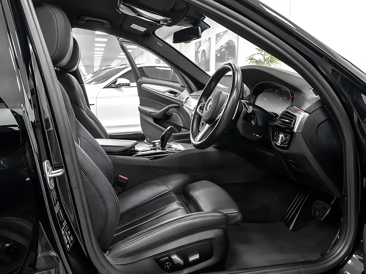 Used 2020 BMW 5 Series M Sport Black Sapphire - Interior and Exterior details 11