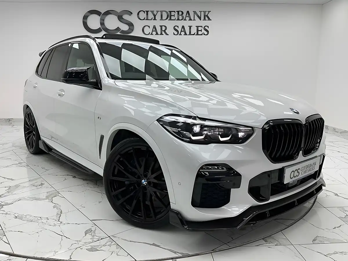 Used 2020 BMW X5 M Sport White - Front View