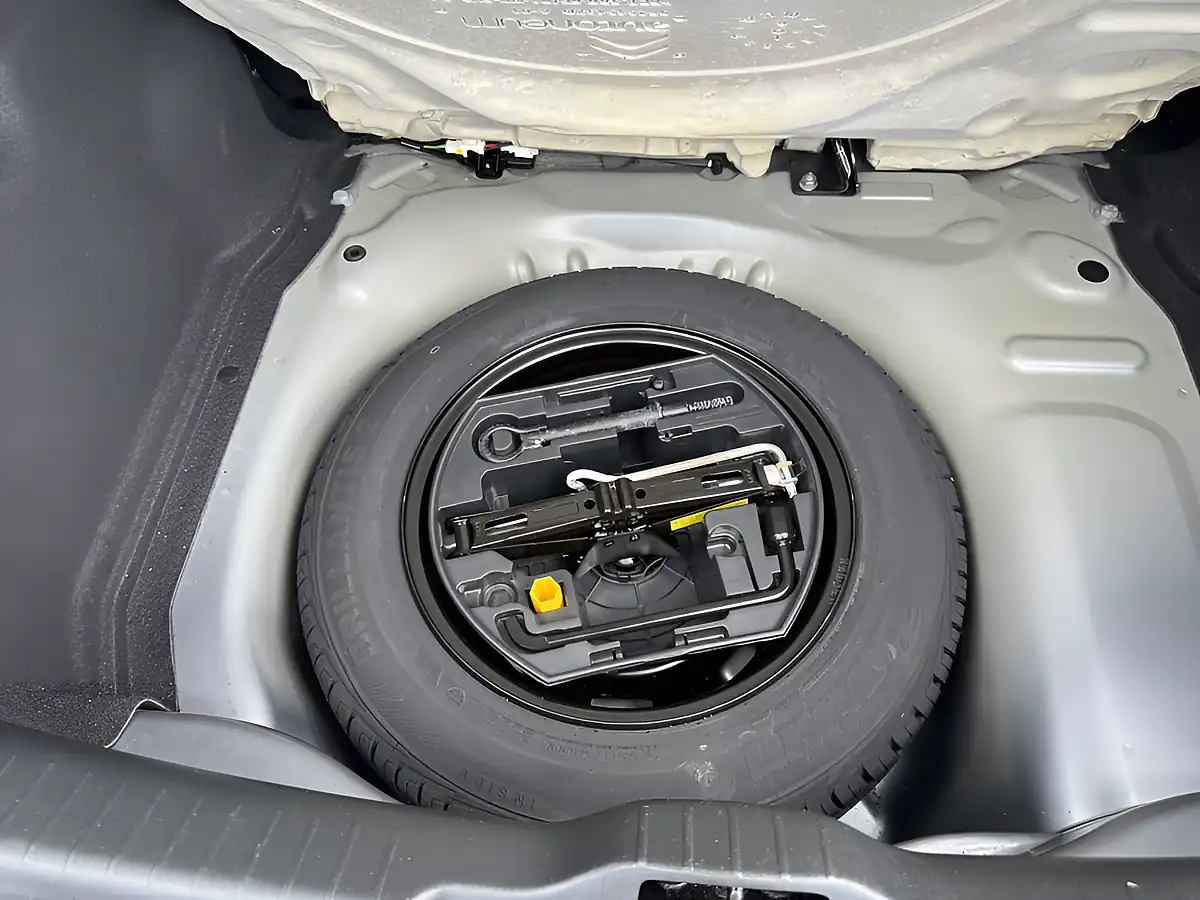 Used 2020 Citroen C4 Cactus Feel Grey - Interior and Exterior details 8