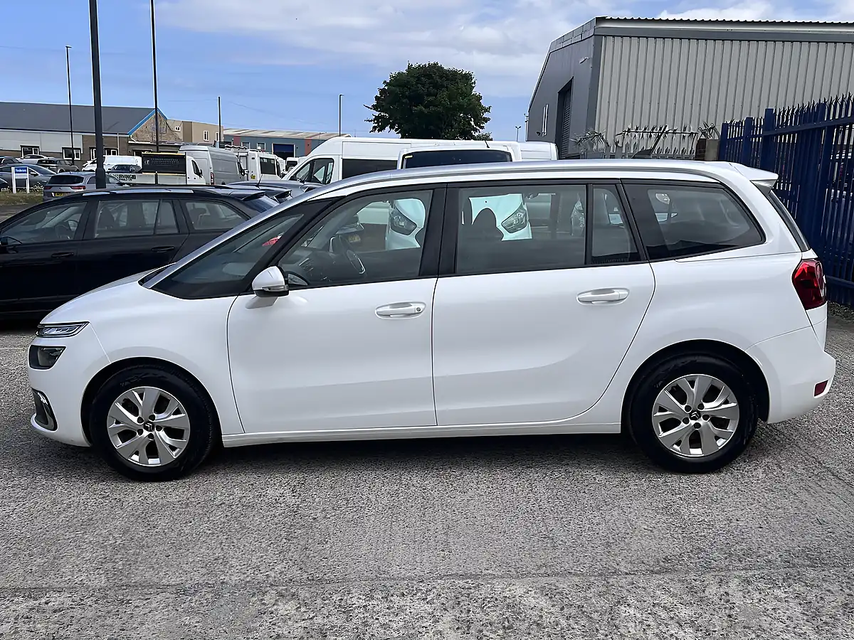 Used 2020 Citroen Grand C4 Spacetourer Touch Plus Polar White - Interior and Exterior details 10