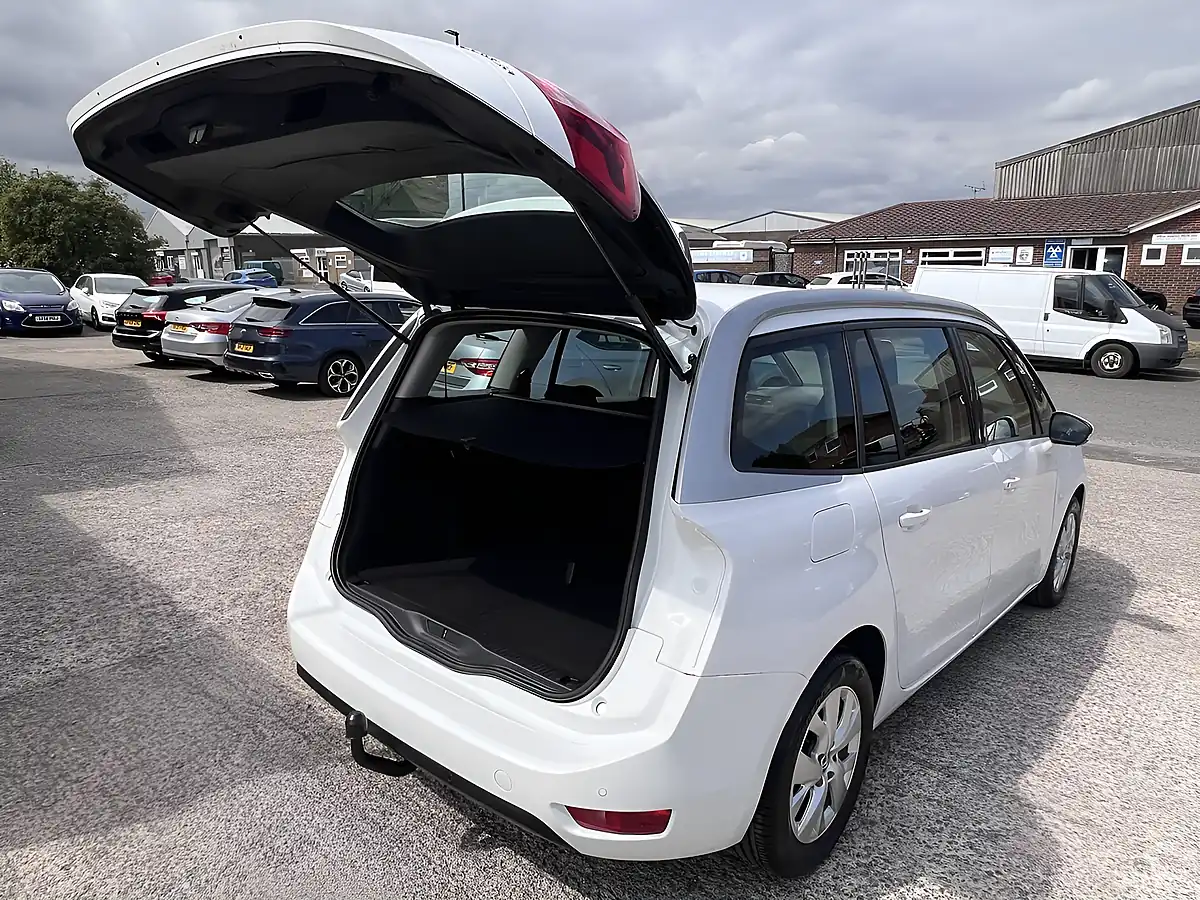 Used 2020 Citroen Grand C4 Spacetourer Touch Plus Polar White - Interior and Exterior details 17