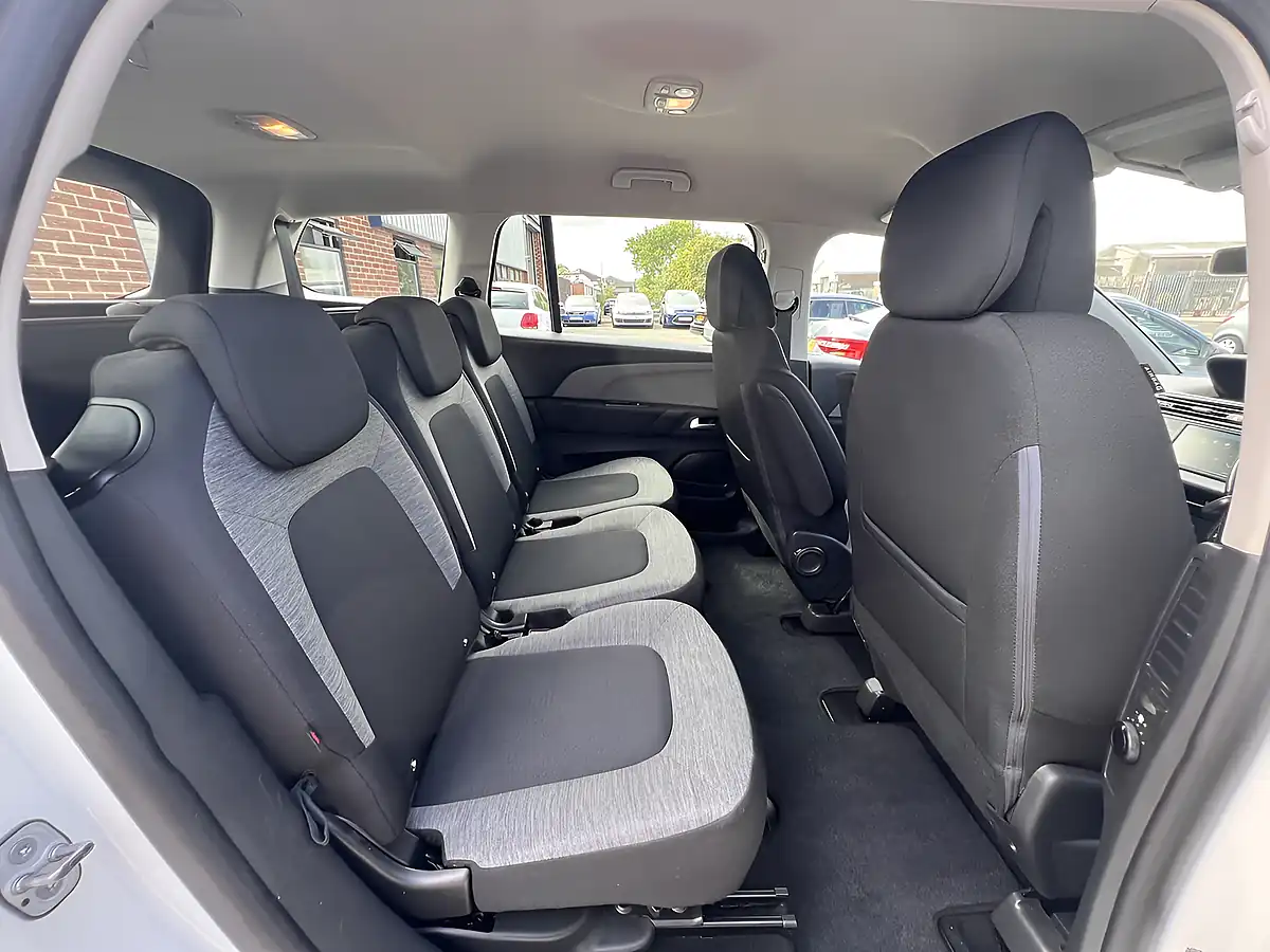 Used 2020 Citroen Grand C4 Spacetourer Touch Plus Polar White - Interior and Exterior details 4