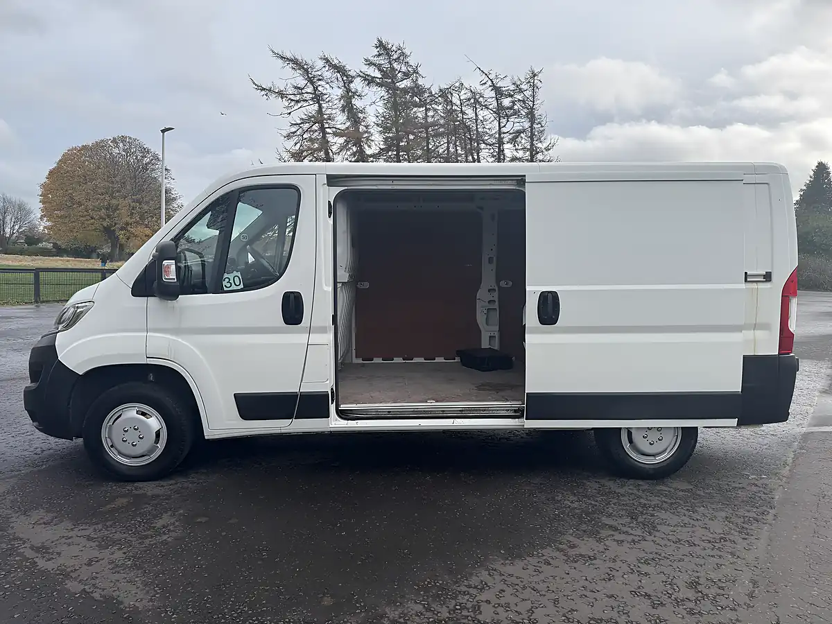 Used 2020 Citroen Relay X White - Interior and Exterior details 12