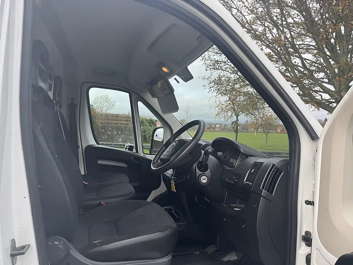 Used 2020 Citroen Relay X White - Interior and Exterior details 14