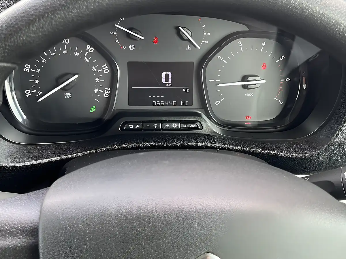 Used 2020 Citroen Spacetourer Feel M Artense Grey Met - Interior and Exterior details 12