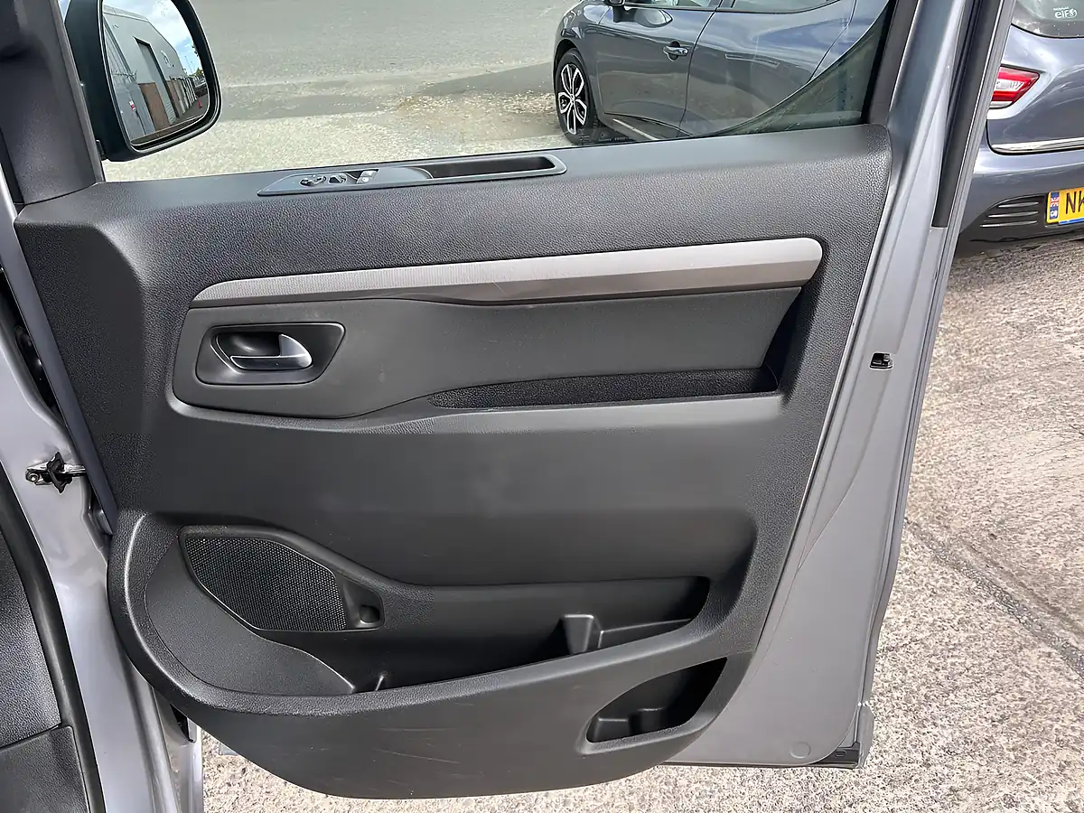 Used 2020 Citroen Spacetourer Feel M Artense Grey Met - Interior and Exterior details 15