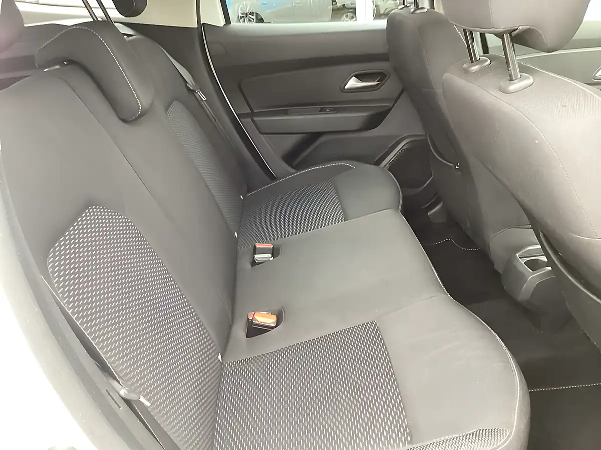Used 2020 Dacia Duster Comfort Glacier White - Interior and Exterior details 10
