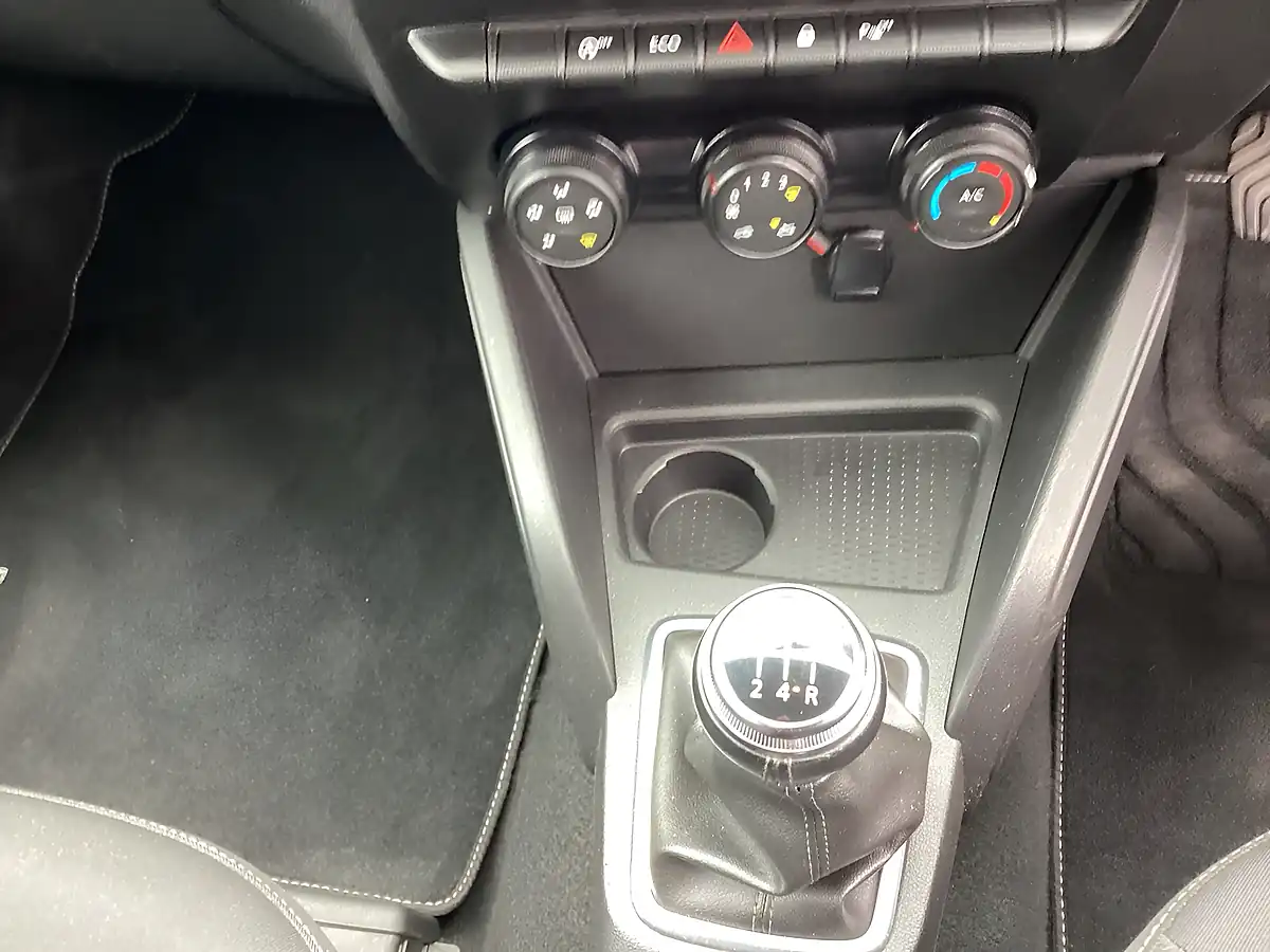 Used 2020 Dacia Duster Comfort Glacier White - Interior and Exterior details 12