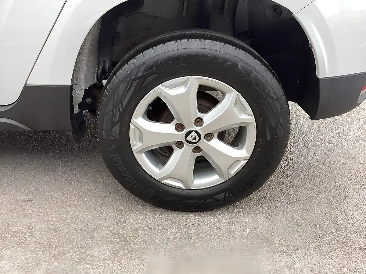 Used 2020 Dacia Duster Comfort Glacier White - Interior and Exterior details 13