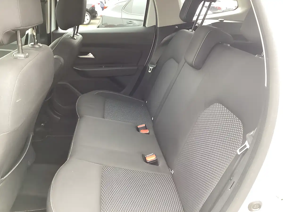 Used 2020 Dacia Duster Comfort Glacier White - Interior and Exterior details 16