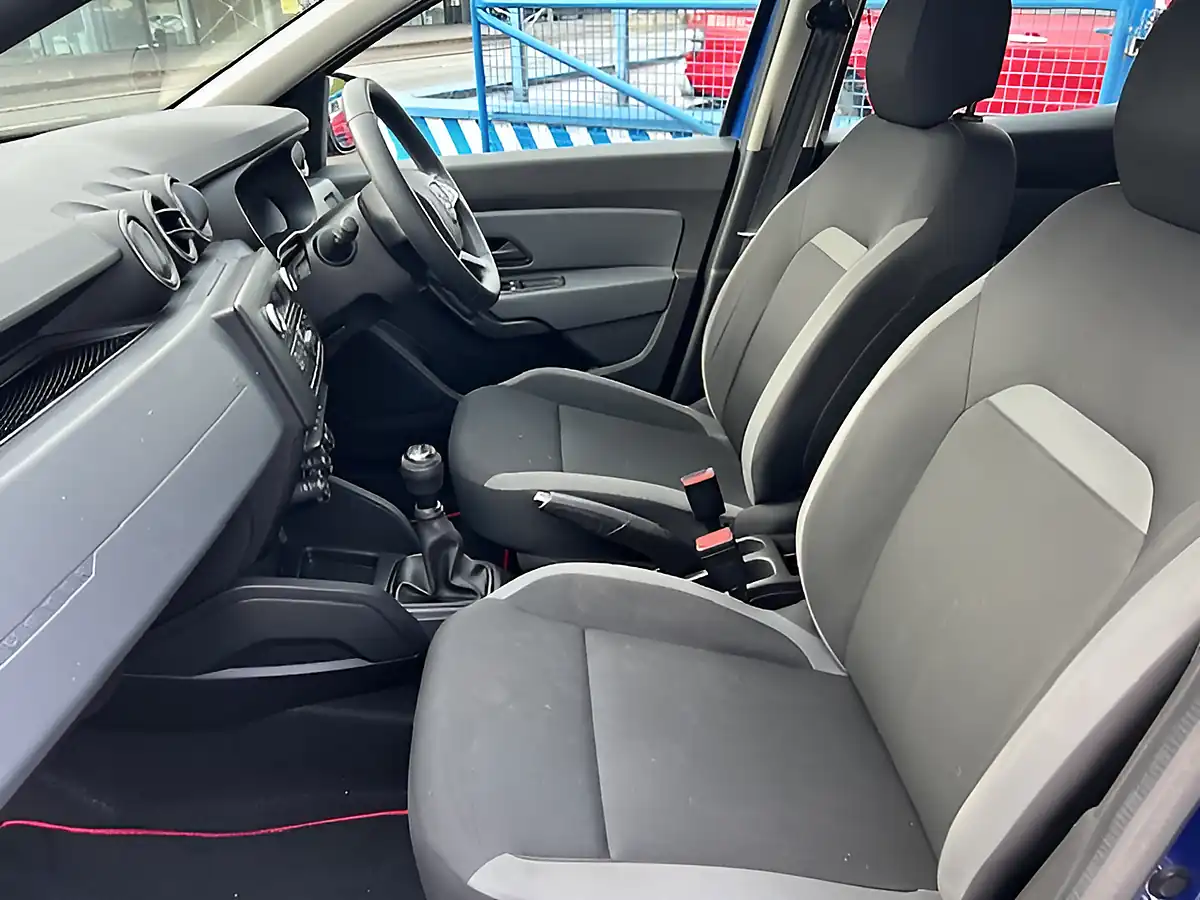 Used 2020 Dacia Duster Essential Blue - Interior and Exterior details 3