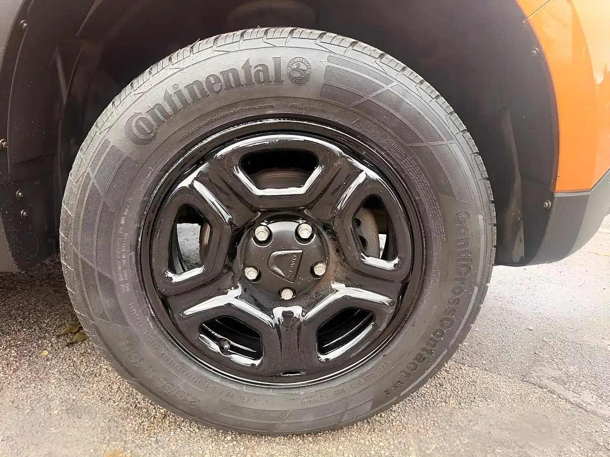Used 2020 Dacia Duster Essential Orange - Interior and Exterior details 10