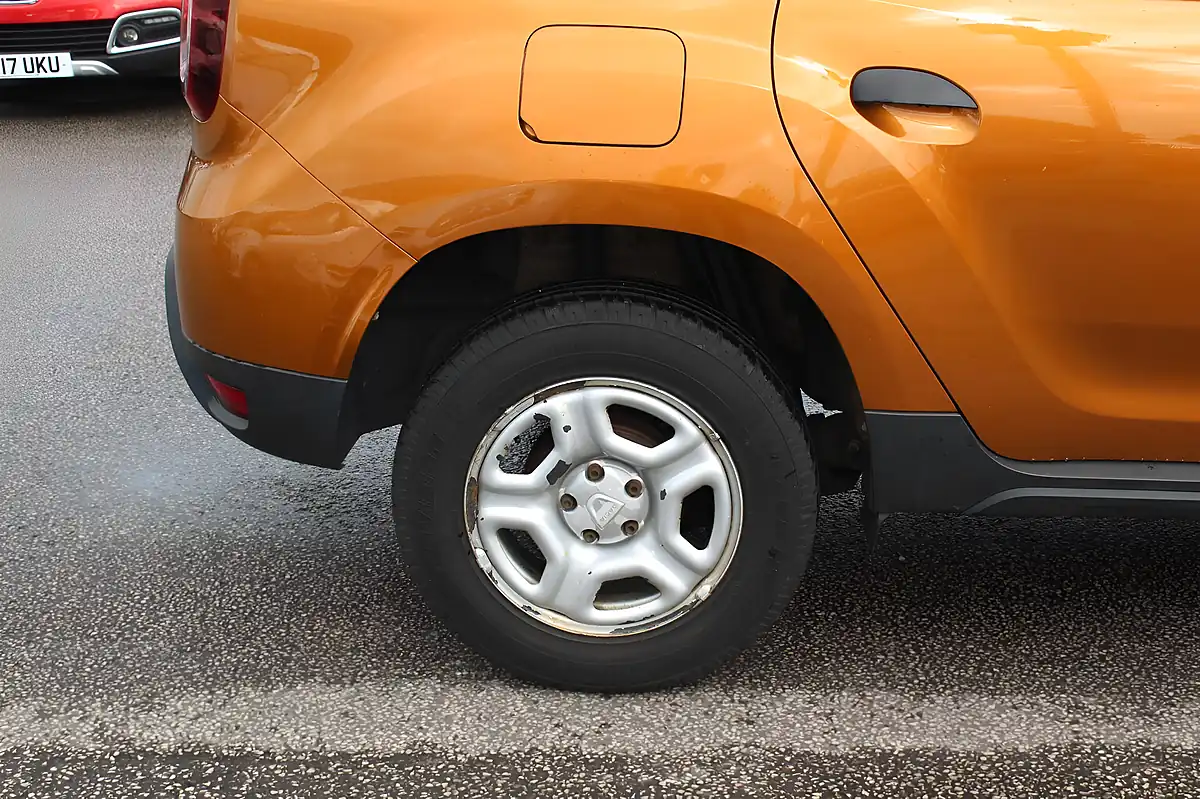 Used 2020 Dacia Duster Essential Orange - Interior and Exterior details 13