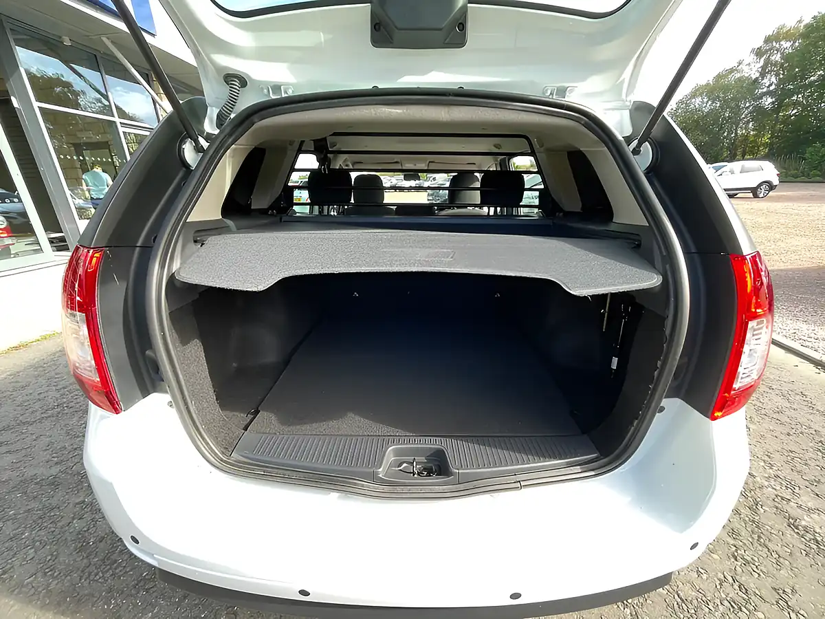 Used 2020 Dacia Logan Essential White - Interior and Exterior details 7
