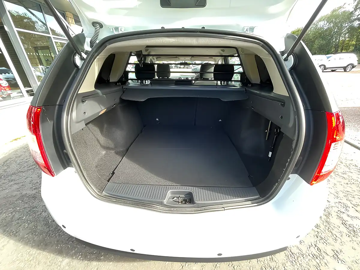 Used 2020 Dacia Logan Essential White - Interior and Exterior details 8