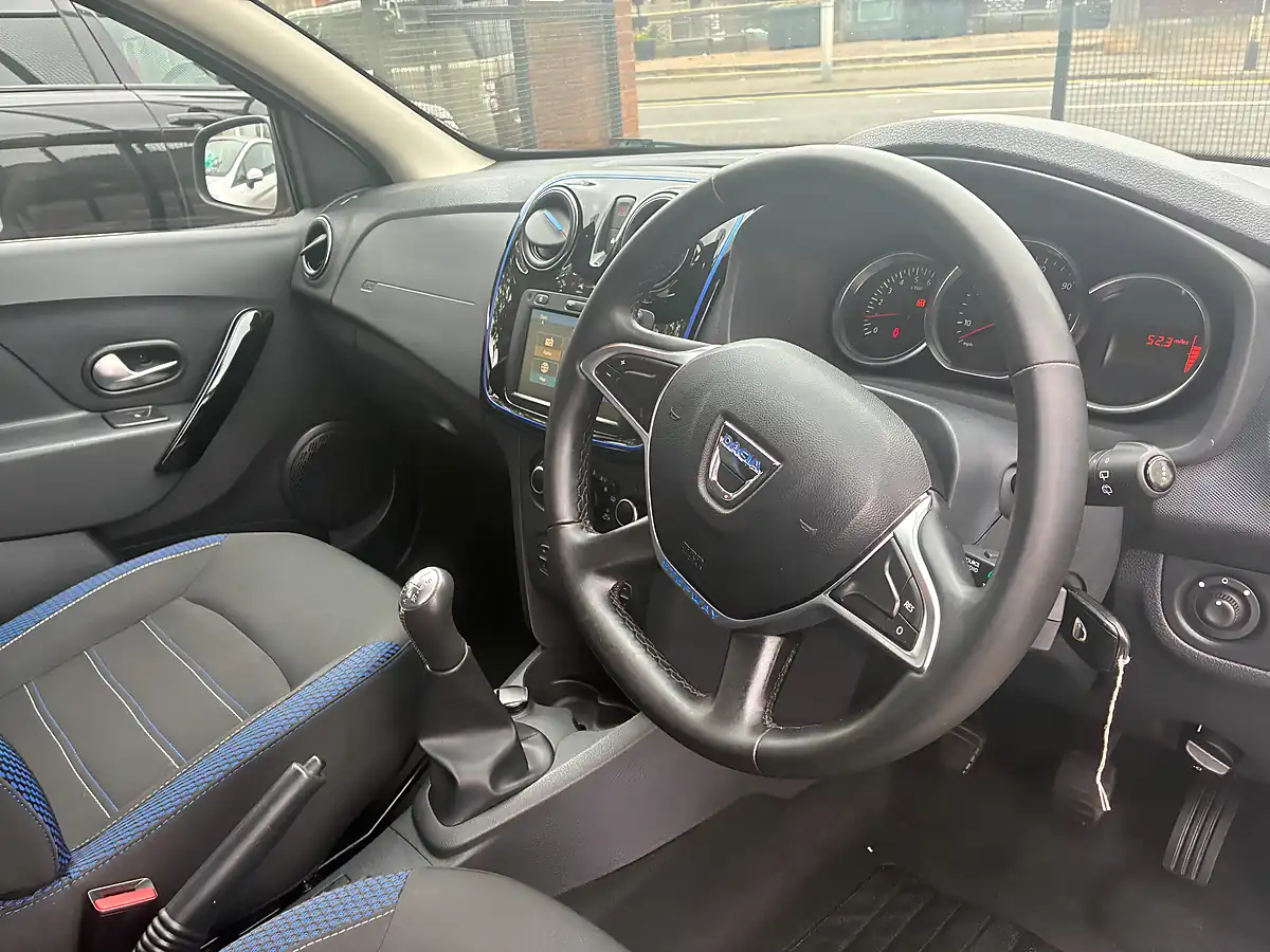 Used 2020 Dacia Logan Mcv Stepway Se Twenty Highland Grey - Interior and Exterior details 10