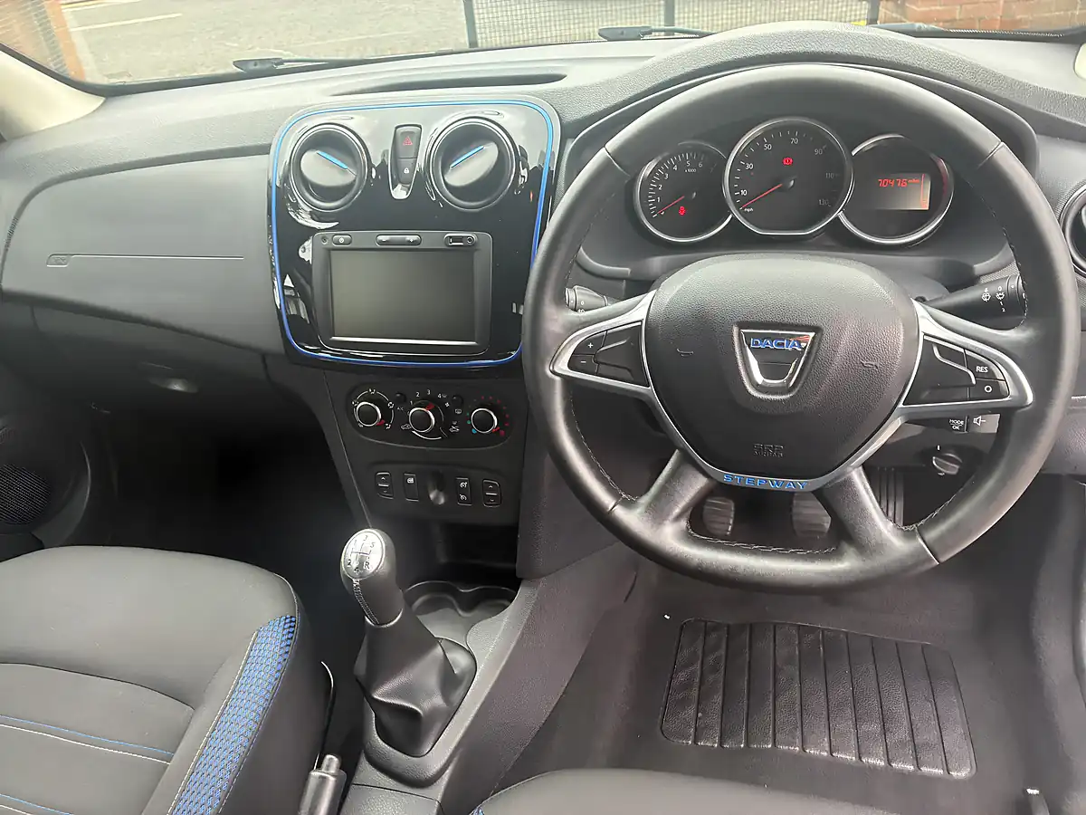 Used 2020 Dacia Logan Mcv Stepway Se Twenty Highland Grey - Interior and Exterior details 12