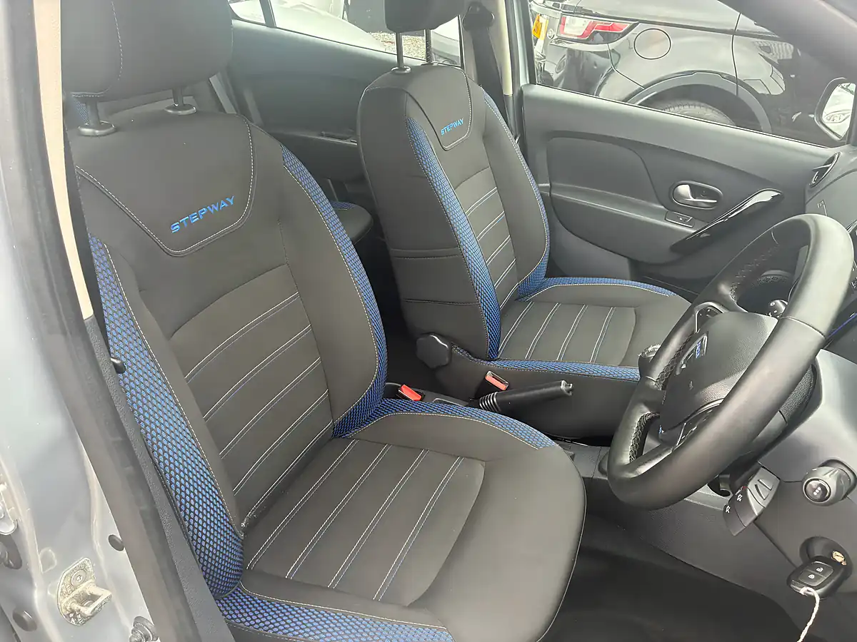 Used 2020 Dacia Logan Mcv Stepway Se Twenty Highland Grey - Interior and Exterior details 13