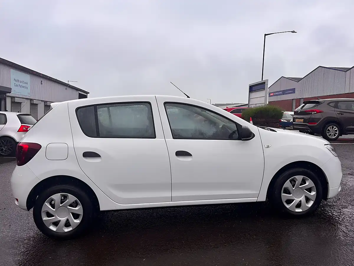 Used 2020 Dacia Sandero Essential White - Interior and Exterior details 3