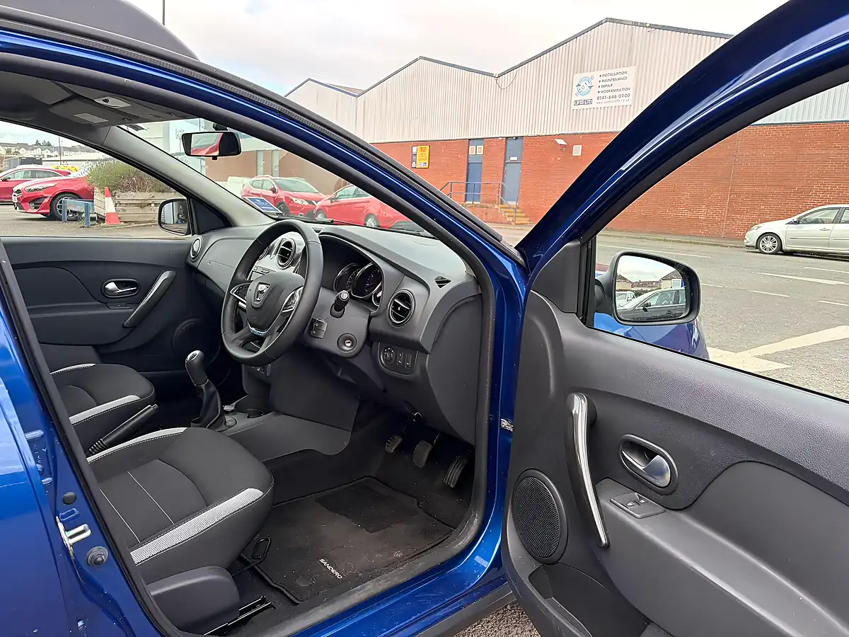 Used 2020 Dacia Sandero Stepway Comfort Blue - Interior and Exterior details 9