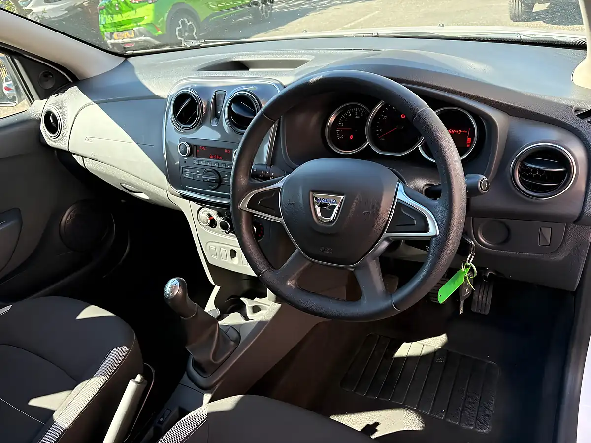 Used 2020 Dacia Sandero Stepway Essential White - Interior and Exterior details 8