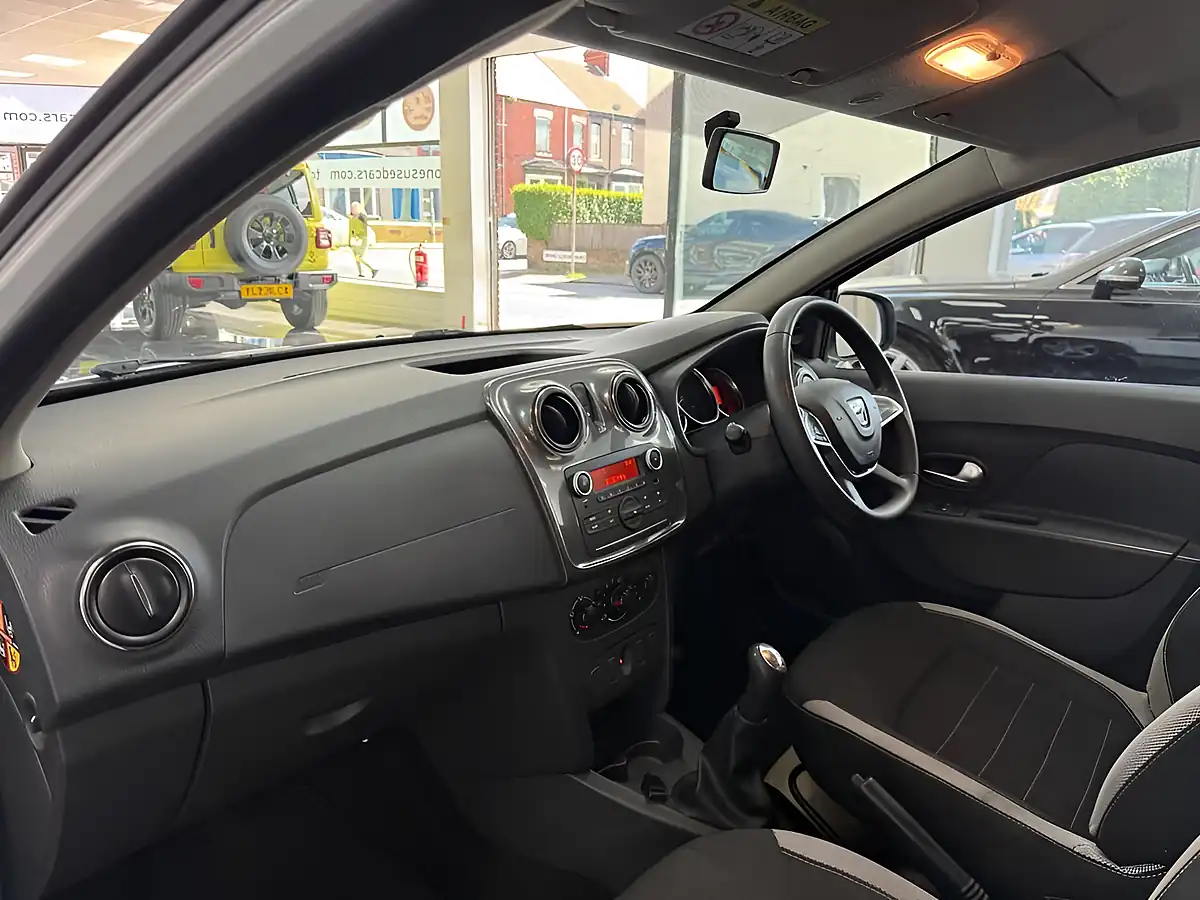 Used 2020 Dacia Sandero Stepway Essential White - Interior and Exterior details 11