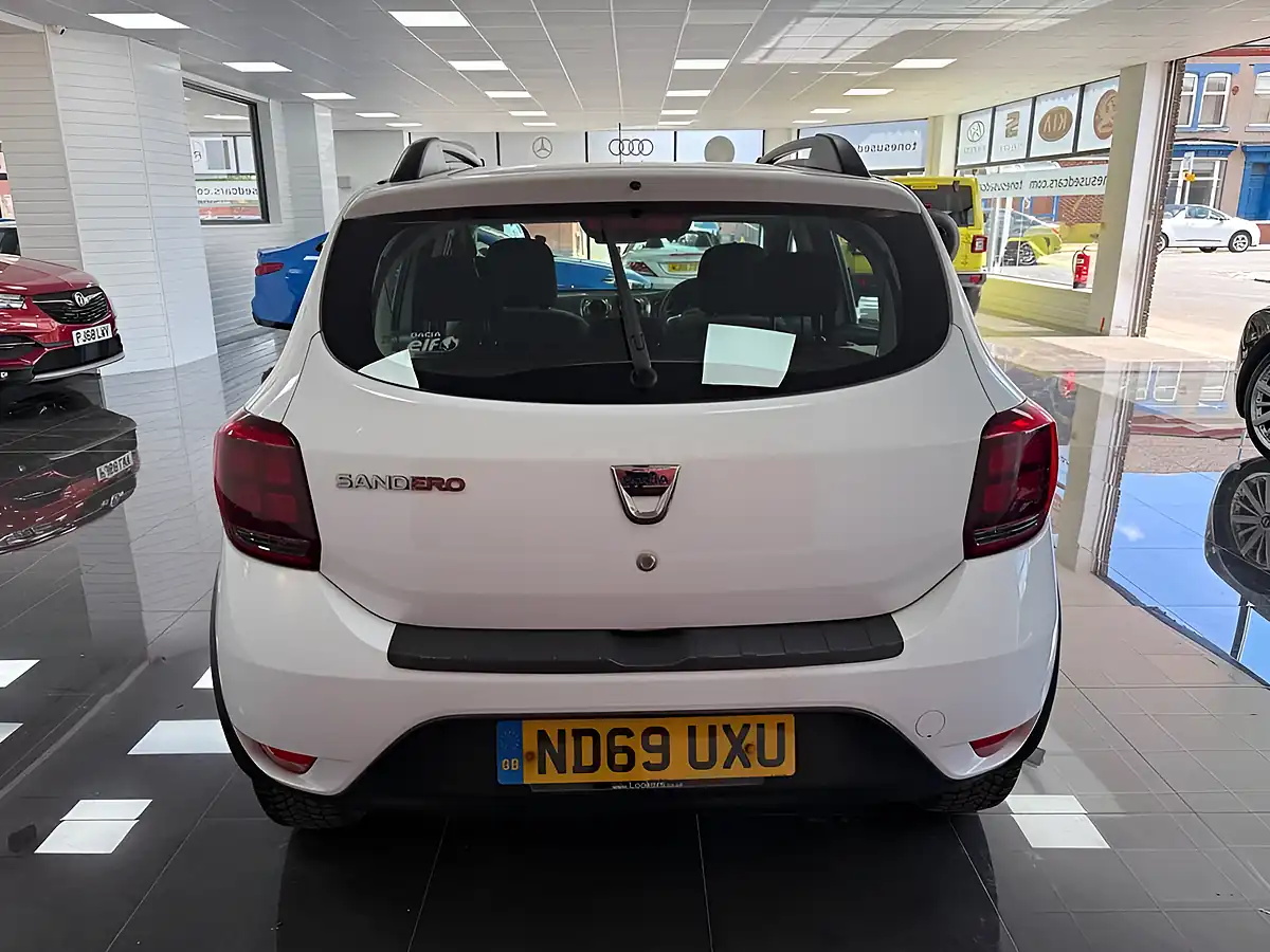 Used 2020 Dacia Sandero Stepway Essential White - Interior and Exterior details 8