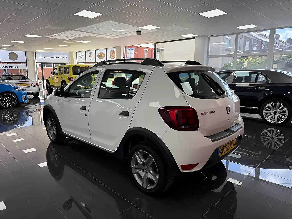 Used 2020 Dacia Sandero Stepway Essential White - Interior and Exterior details 9