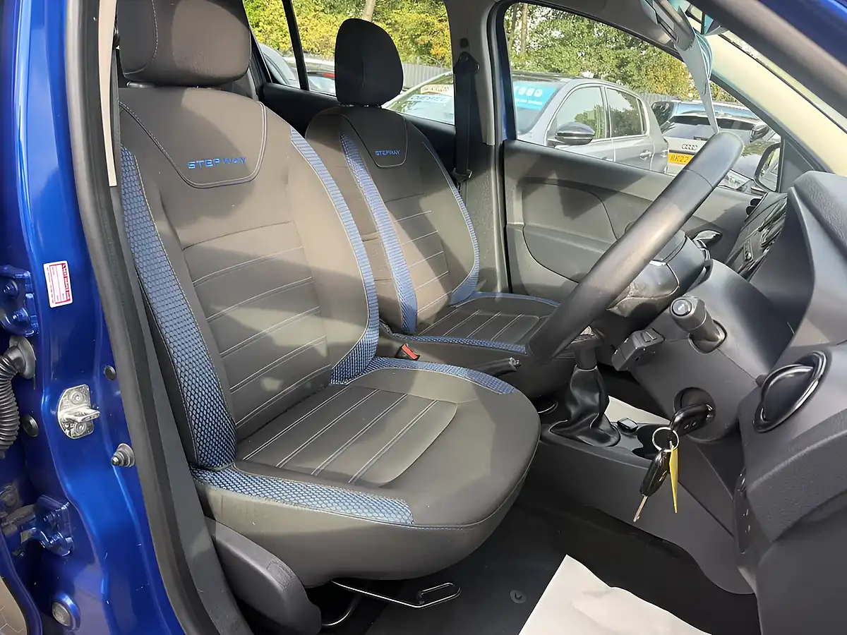 Used 2020 Dacia Sandero Stepway Se Twenty Blue - Interior and Exterior details 16