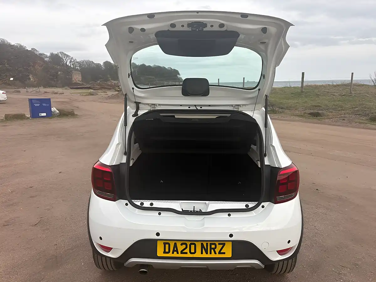 Used 2020 Dacia Sandero Stepway Se Twenty White - Interior and Exterior details 14