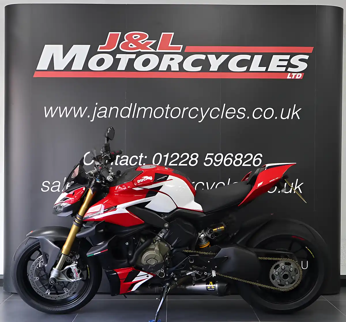 Used 2020 Ducati Streetfighter V4 S Red - Interior and Exterior details 6